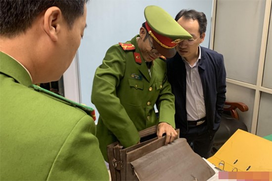 Khám xét phòng quyền Trưởng Phòng Kiểm định, lộ 2 cọc tiền nguyên seri trong chiếc cặp cũ sờn!