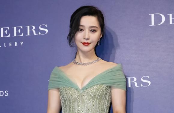 Phạm Băng Băng sắp kết hôn với bạn trai doanh nhân, khoe ngón tay áp út đeo nhẫn khủng-3