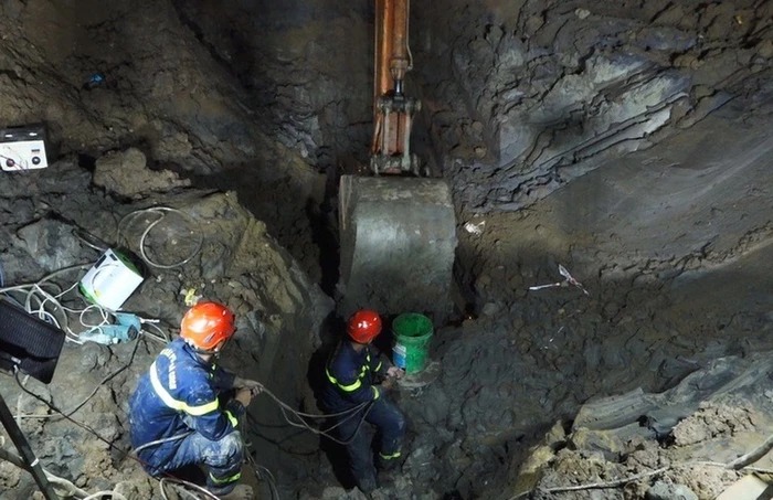 Bé trai tử vong do lọt vào trụ bê tông: Có thể sẽ lấp dòng kênh bên cạnh để mở rộng miệng hố nhổ cọc lên-3