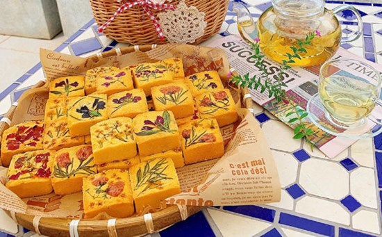 Tự làm bánh dứa hoa ngọt ngào, mềm tan dùng điểm tâm trà chiều hay biếu Tết đều phù hợp