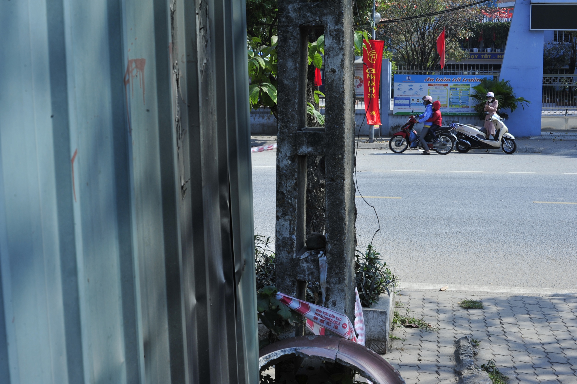 Sau vụ bé trai rơi xuống trụ bê tông: Công trình xây dựng ở Hà Nội tăng cường rào chắn đề phòng tai nạn-1