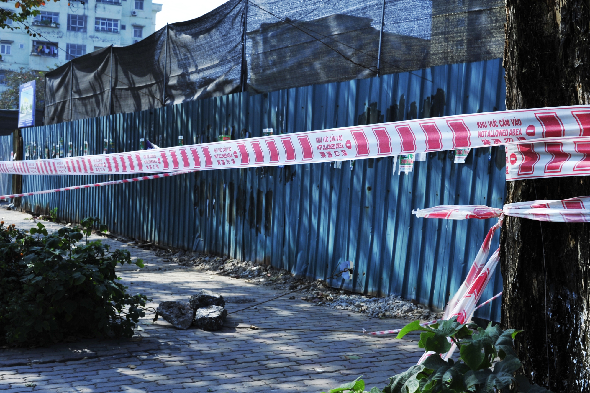 Sau vụ bé trai rơi xuống trụ bê tông: Công trình xây dựng ở Hà Nội tăng cường rào chắn đề phòng tai nạn-2