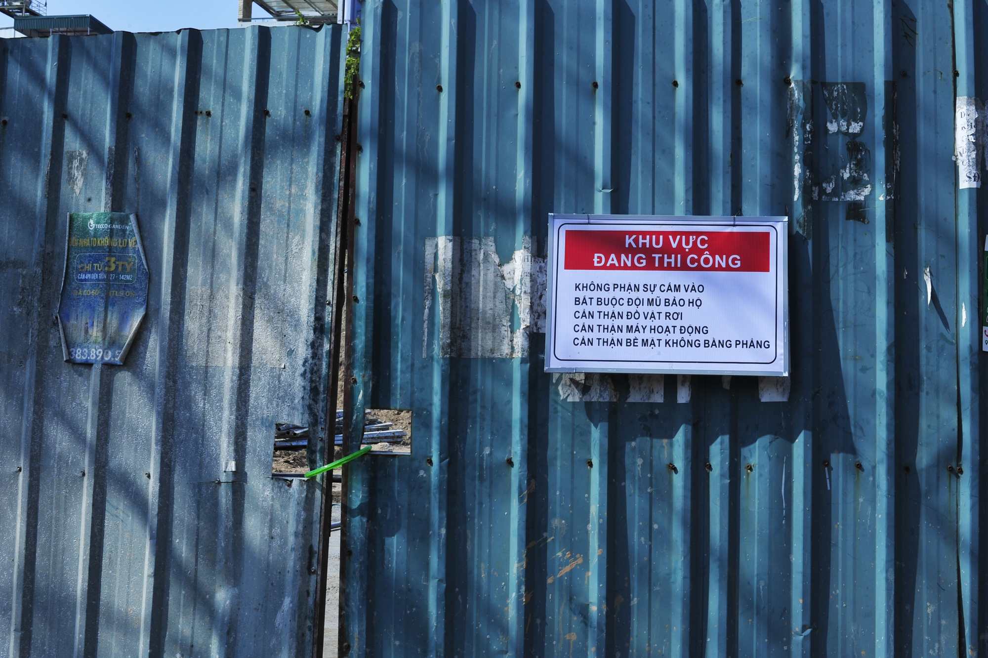 Sau vụ bé trai rơi xuống trụ bê tông: Công trình xây dựng ở Hà Nội tăng cường rào chắn đề phòng tai nạn-3