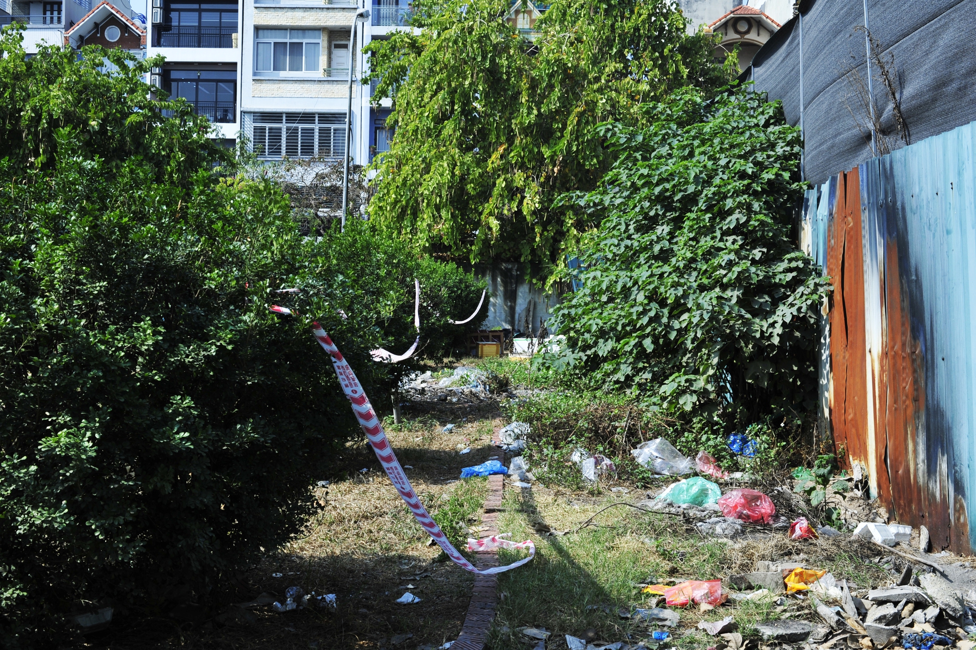 Sau vụ bé trai rơi xuống trụ bê tông: Công trình xây dựng ở Hà Nội tăng cường rào chắn đề phòng tai nạn-5