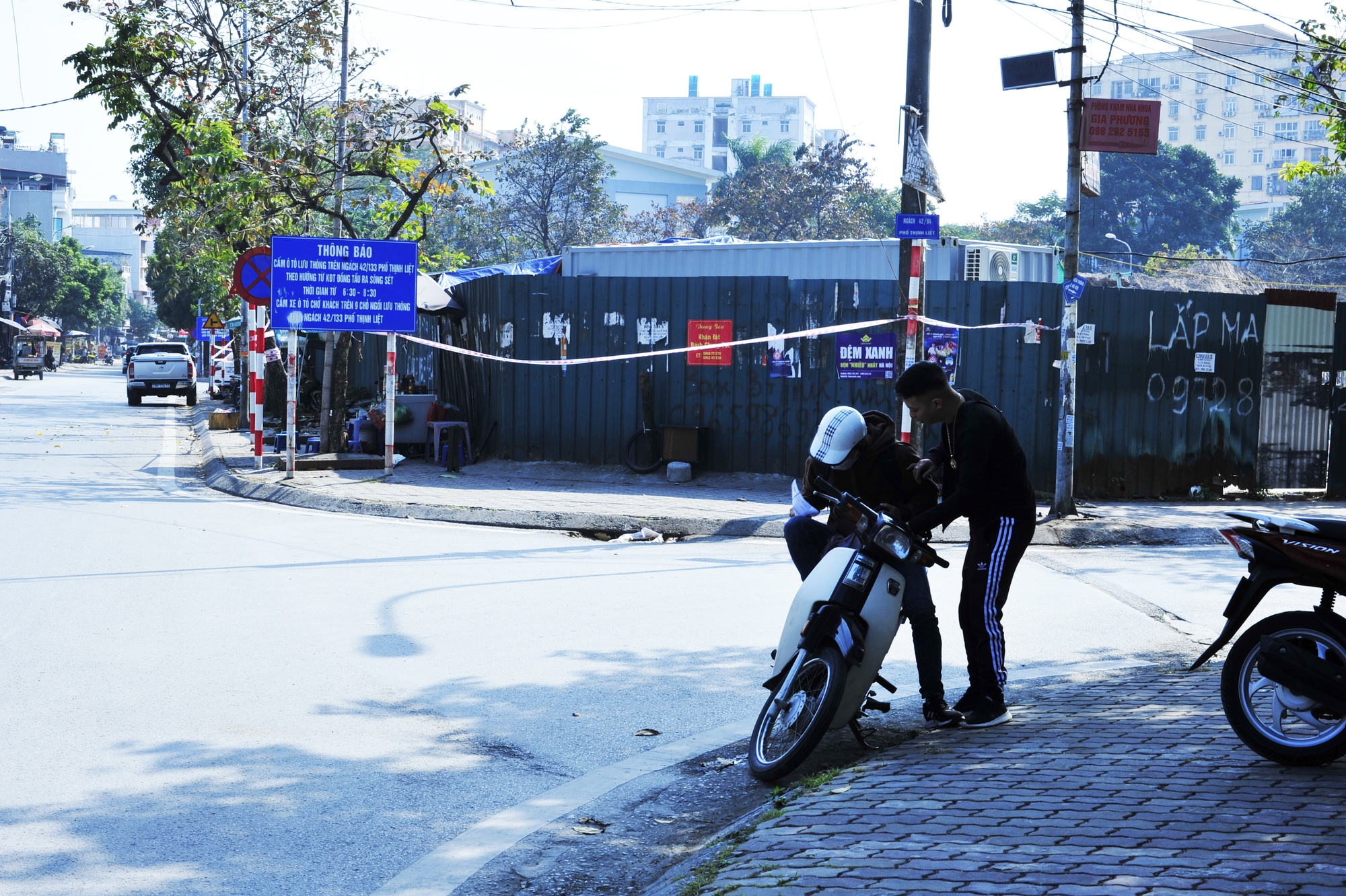 Sau vụ bé trai rơi xuống trụ bê tông: Công trình xây dựng ở Hà Nội tăng cường rào chắn đề phòng tai nạn-6