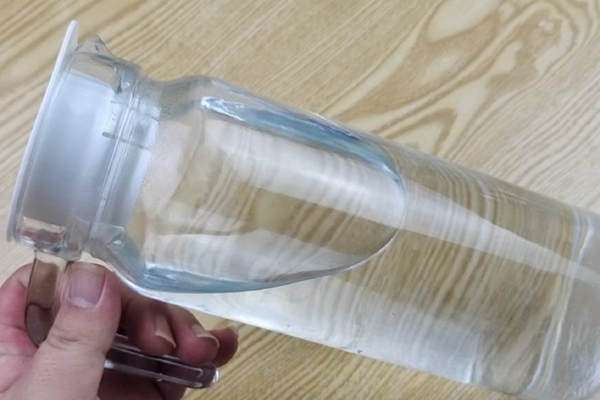 Cắt đôi chai nhựa để vào bồn rửa bát bạn sẽ thấy điều bất ngờ ai cũng muốn học theo-6