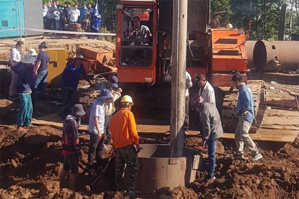 Chuyên gia tại hiện trường chốt phương án đưa thi thể bé trai 10 tuổi lên-1