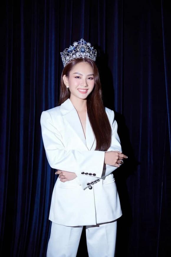 Hoa hậu Mai Phương bị chỉ trích vì hành động ngậm kẹo mút nhảy nhót như quên mất danh hiệu-1