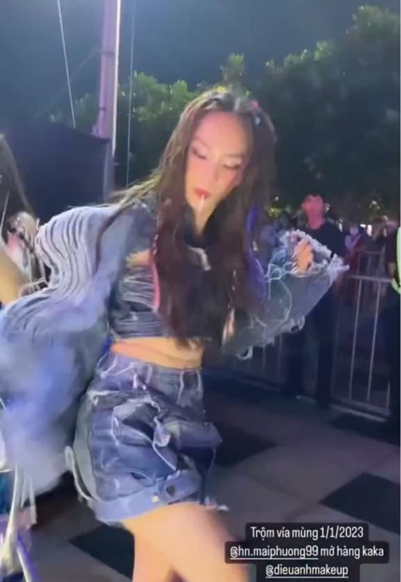 Hoa hậu Mai Phương bị chỉ trích vì hành động ngậm kẹo mút nhảy nhót như quên mất danh hiệu-2
