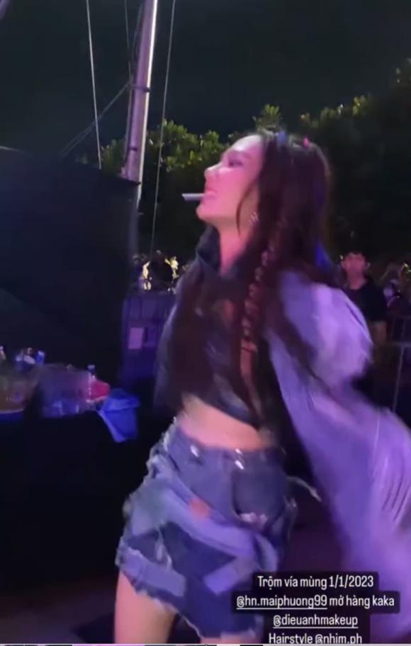 Hoa hậu Mai Phương bị chỉ trích vì hành động ngậm kẹo mút nhảy nhót như quên mất danh hiệu-3