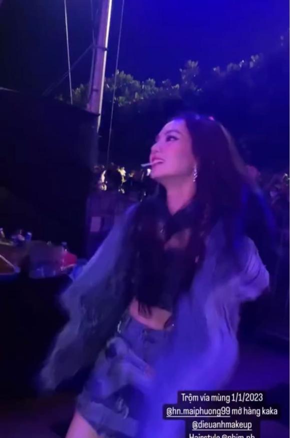Hoa hậu Mai Phương bị chỉ trích vì hành động ngậm kẹo mút nhảy nhót như quên mất danh hiệu-4