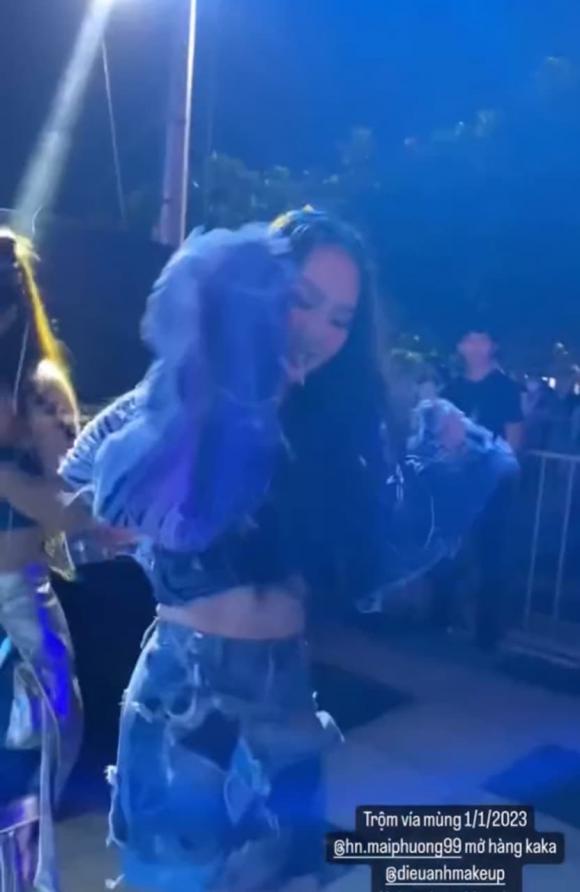 Hoa hậu Mai Phương bị chỉ trích vì hành động ngậm kẹo mút nhảy nhót như quên mất danh hiệu-5