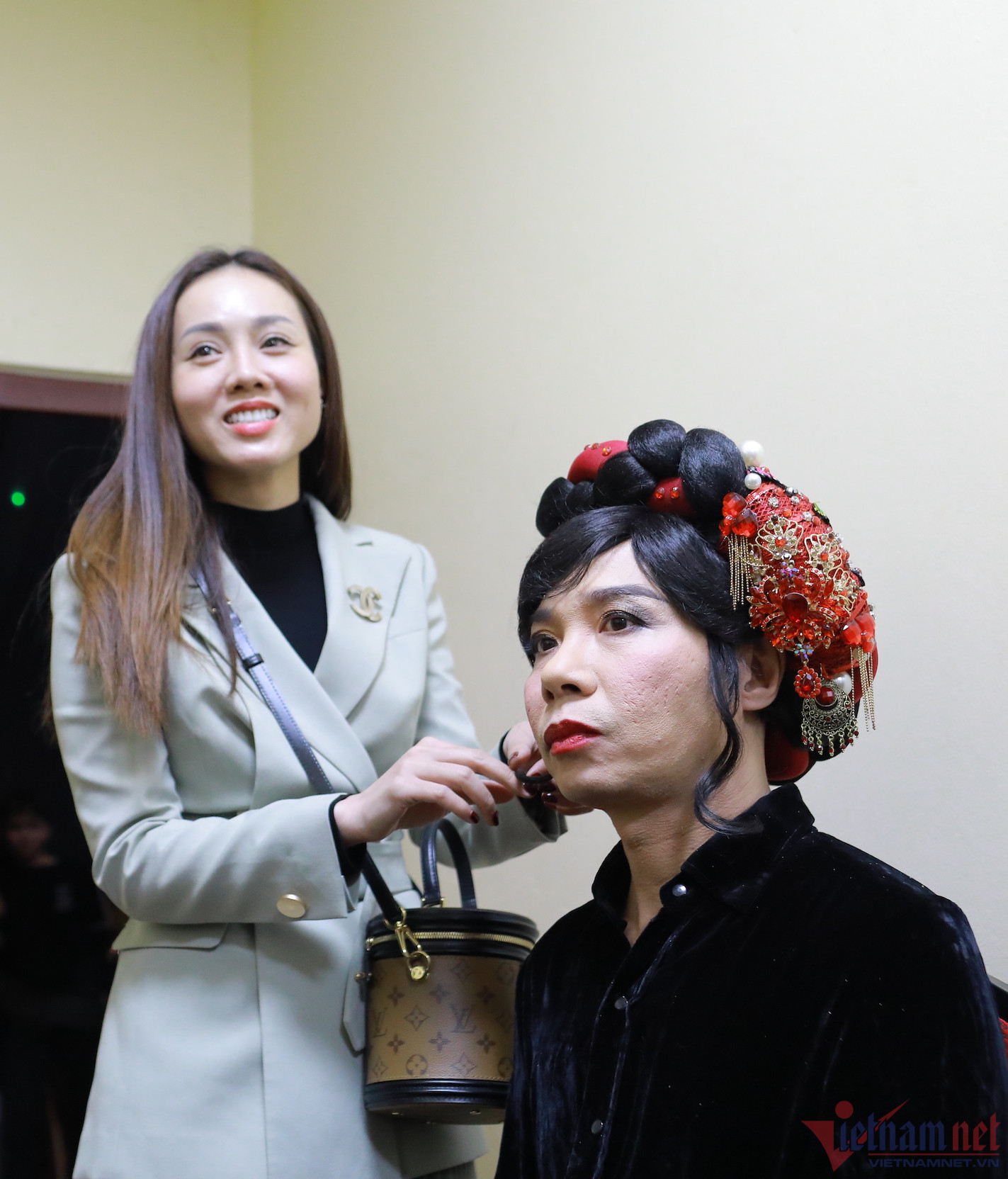 Vợ chăm chút NSND Công Lý ở hậu trường Táo Quân-1