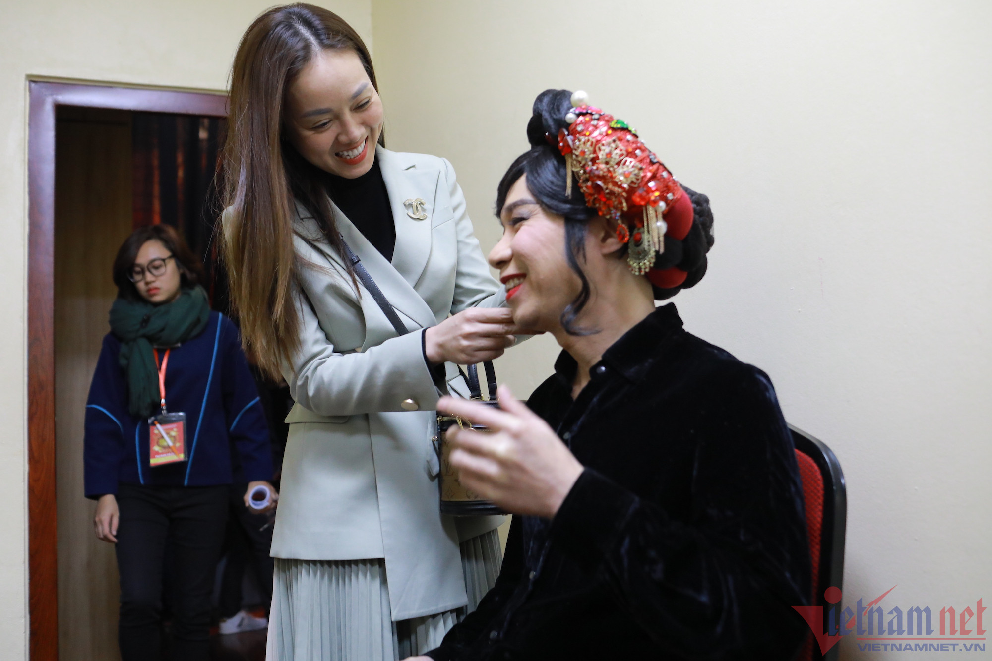 Vợ chăm chút NSND Công Lý ở hậu trường Táo Quân-3