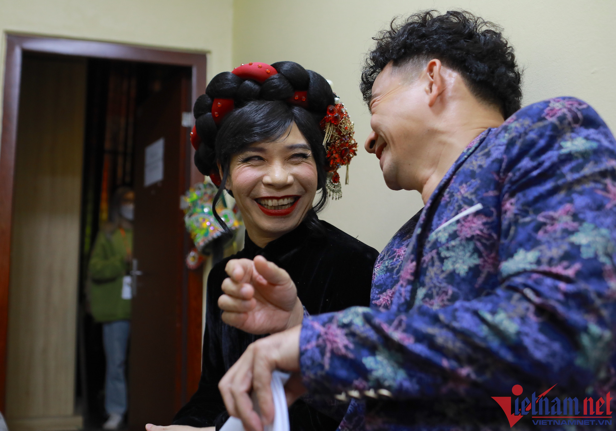 Vợ chăm chút NSND Công Lý ở hậu trường Táo Quân-4