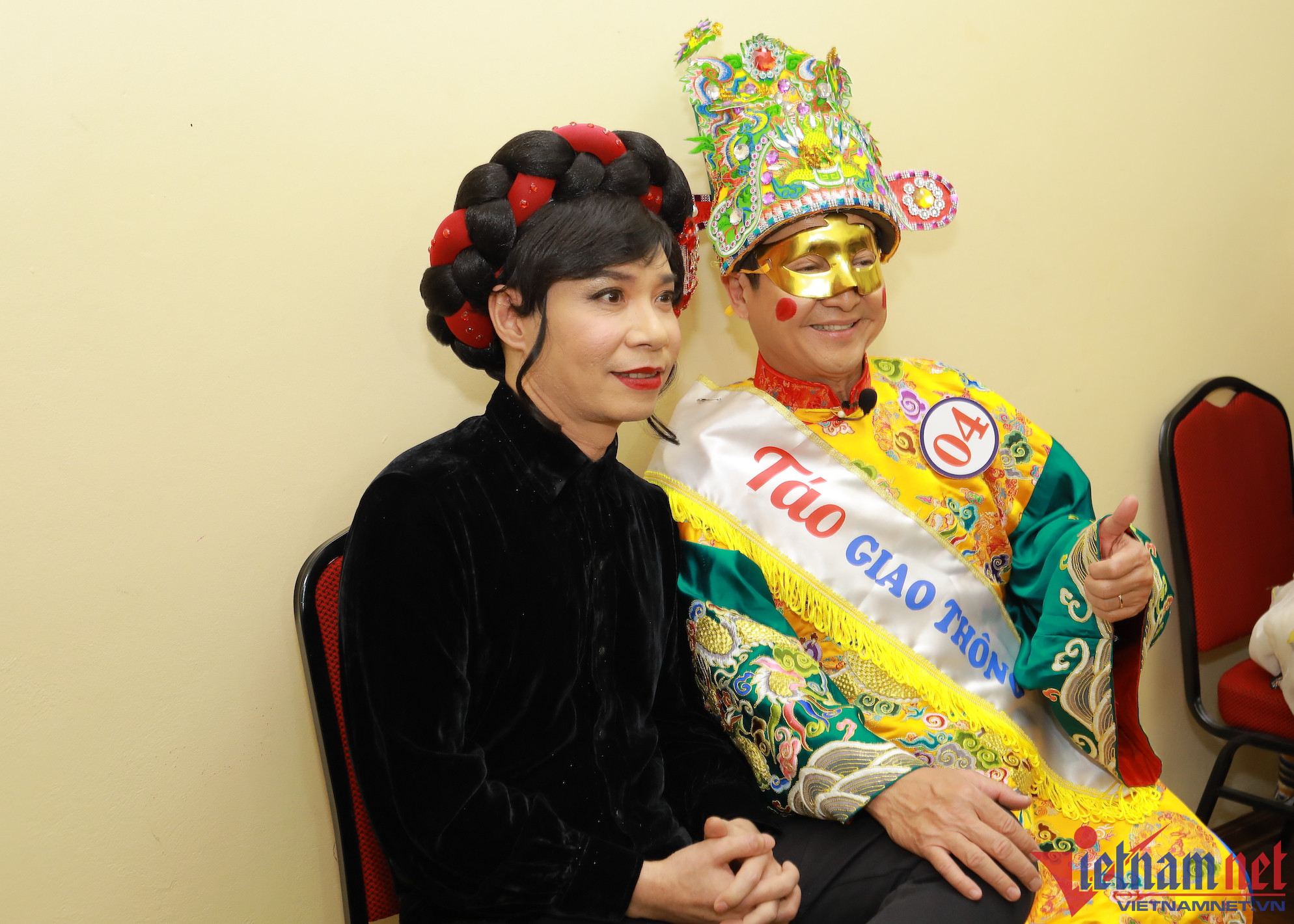 Vợ chăm chút NSND Công Lý ở hậu trường Táo Quân-7