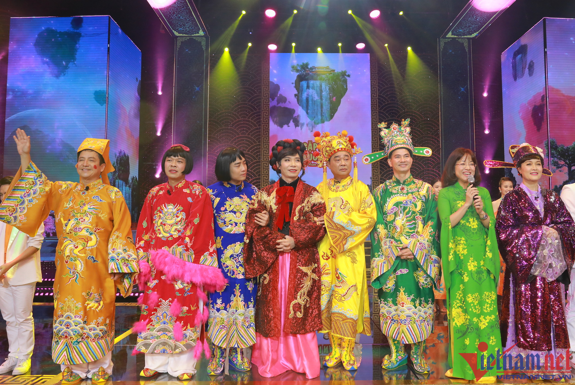 Vợ chăm chút NSND Công Lý ở hậu trường Táo Quân-11