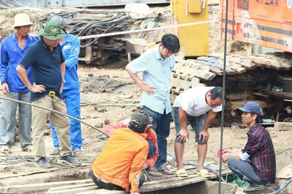 Giải cứu bé trai 10 tuổi: Đề nghị điều cẩu loại lớn vào kéo ống trụ bê tông-3