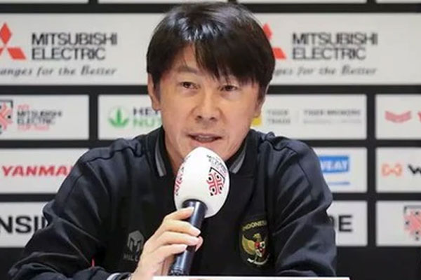 HLV Shin Tae-yong cà khịa” thầy Park sau trận-1