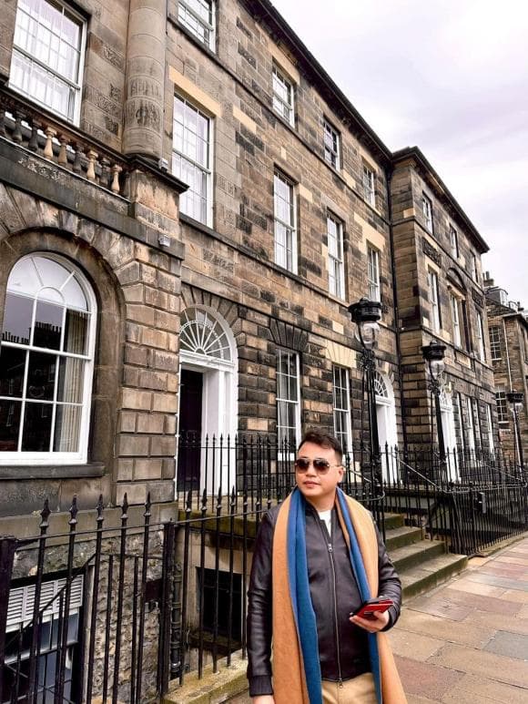 Phương Oanh bị bắt gặp cảnh đang chăm chú chụp ảnh cho Shark Bình-4