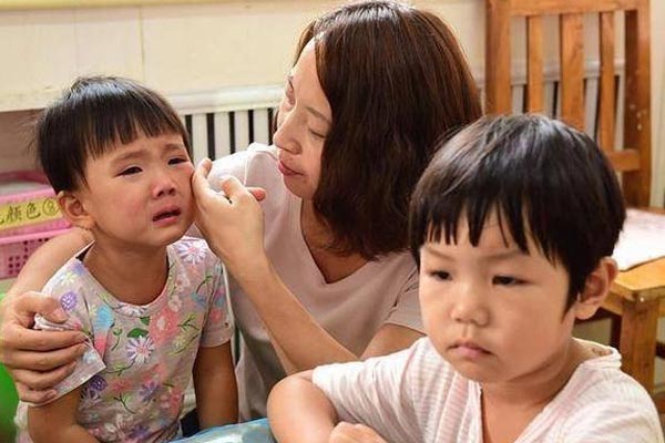 9 dấu hiệu của đứa trẻ lớn lên trong gia đình thiếu tình yêu thương: Cha mẹ đừng lơ là kẻo trẻ bị ảnh hưởng tâm lý cả đời-2