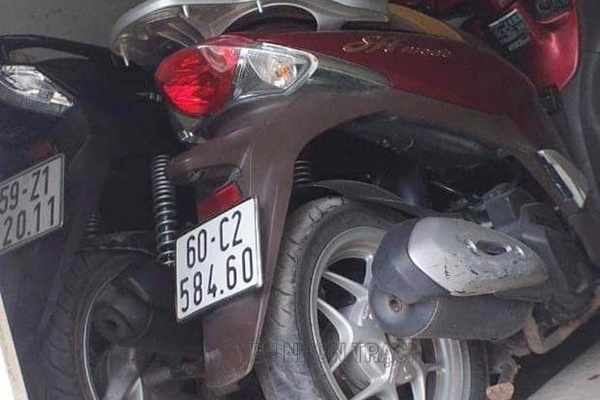 Cán bộ công an phường bị hất văng lên nắp capo ôtô-1