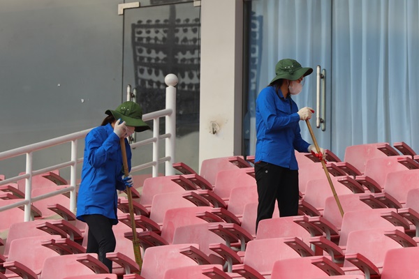 Chùm ảnh: Hơn 100 tình nguyện viên dọn sạch sân Mỹ Đình, ban quản lý gấp rút cải thiện mặt cỏ-2