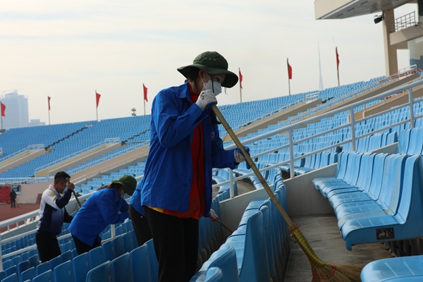 Chùm ảnh: Hơn 100 tình nguyện viên dọn sạch sân Mỹ Đình, ban quản lý gấp rút cải thiện mặt cỏ-3