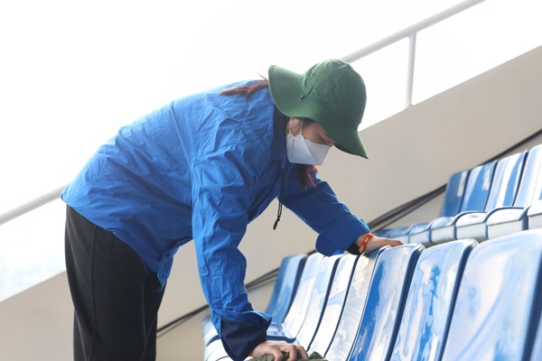 Chùm ảnh: Hơn 100 tình nguyện viên dọn sạch sân Mỹ Đình, ban quản lý gấp rút cải thiện mặt cỏ-4