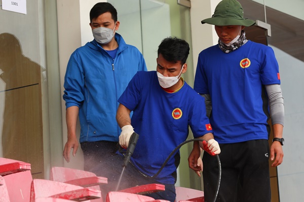 Chùm ảnh: Hơn 100 tình nguyện viên dọn sạch sân Mỹ Đình, ban quản lý gấp rút cải thiện mặt cỏ-5