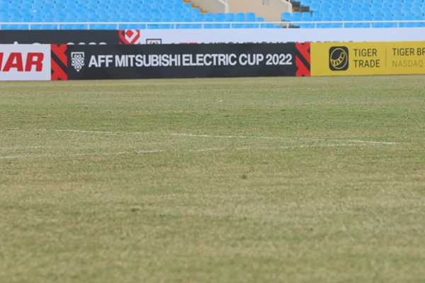 Chùm ảnh: Hơn 100 tình nguyện viên dọn sạch sân Mỹ Đình, ban quản lý gấp rút cải thiện mặt cỏ-6