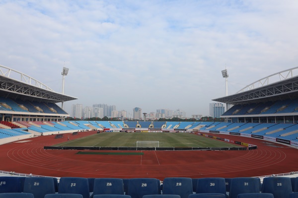 Chùm ảnh: Hơn 100 tình nguyện viên dọn sạch sân Mỹ Đình, ban quản lý gấp rút cải thiện mặt cỏ-7