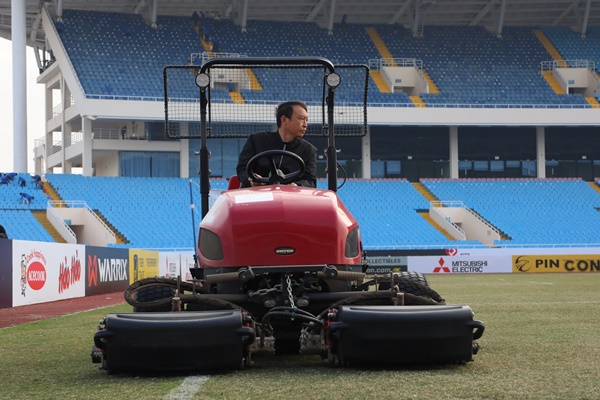 Chùm ảnh: Hơn 100 tình nguyện viên dọn sạch sân Mỹ Đình, ban quản lý gấp rút cải thiện mặt cỏ-8