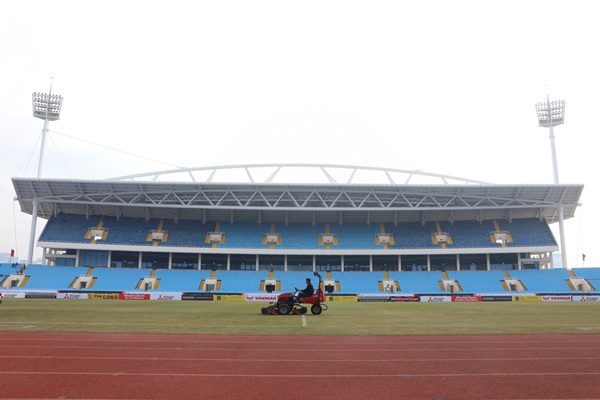 Chùm ảnh: Hơn 100 tình nguyện viên dọn sạch sân Mỹ Đình, ban quản lý gấp rút cải thiện mặt cỏ-9