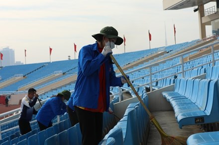 Chùm ảnh: Hơn 100 tình nguyện viên dọn sạch sân Mỹ Đình, ban quản lý gấp rút cải thiện mặt cỏ