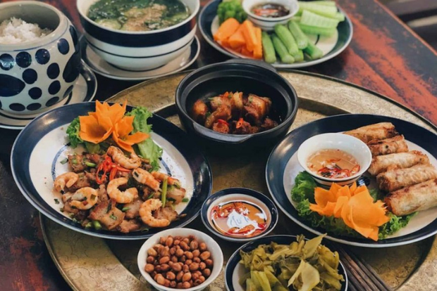 5 thói quen khi ăn tối làm bạn nhanh già và xấu, lễ Tết hay mắc phải-1