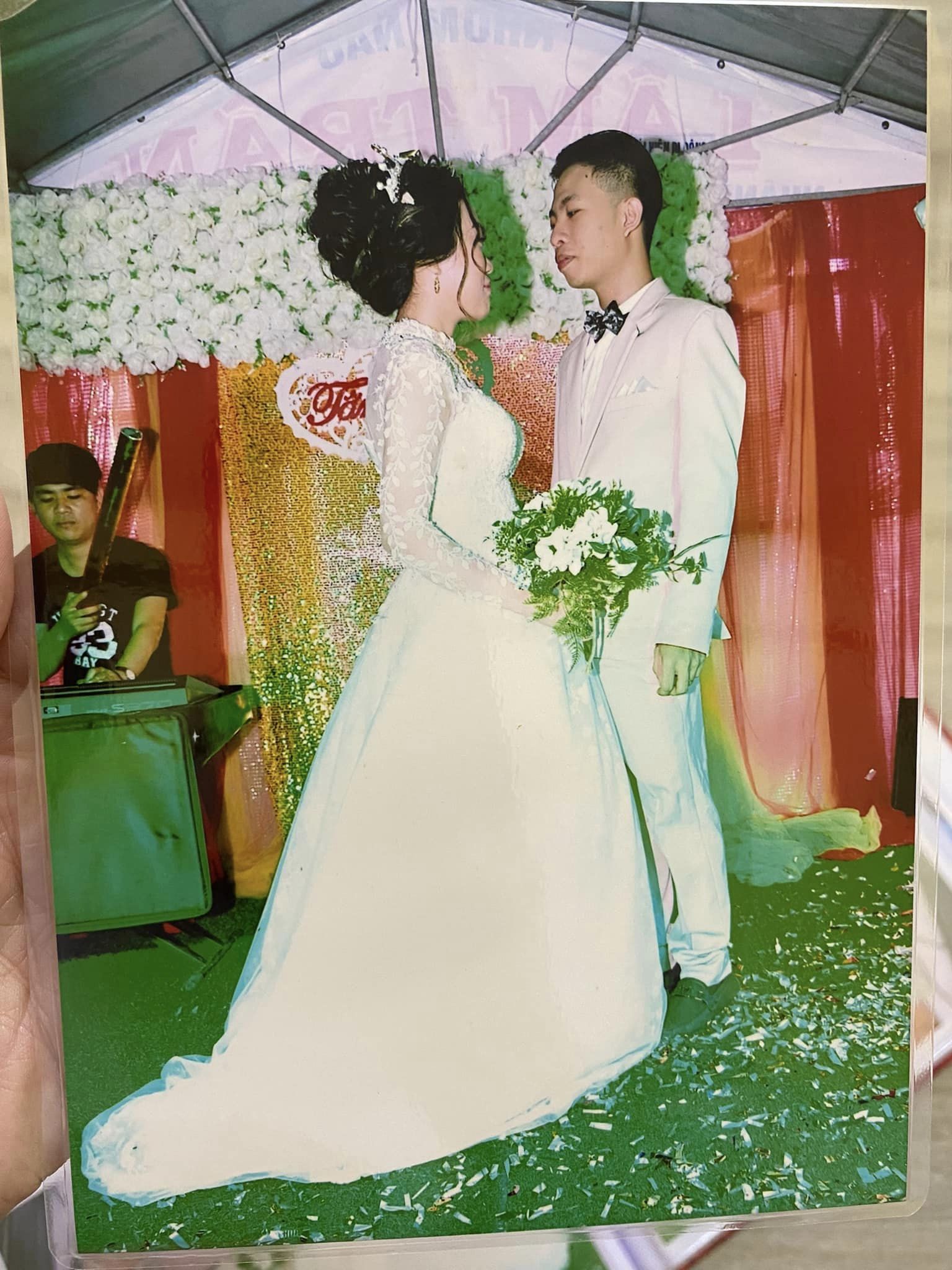 Bộ ảnh cưới do thợ xịn chụp khiến cô dâu chú rể méo mặt ngày nhận sản phẩm-8