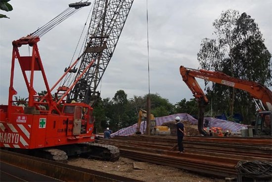 Bé trai lọt vào trụ bê-tông: Đang khẩn trương kéo trụ lên mặt đất