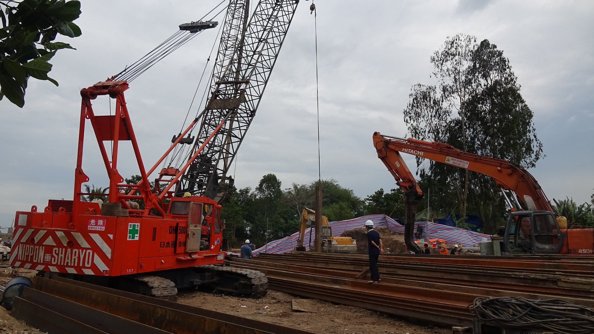 Bé trai lọt vào trụ bê-tông: Đang khẩn trương kéo trụ lên mặt đất-1