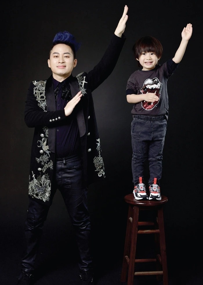 Ca sĩ Tùng Dương không ngại thức khuya, dậy sớm, đánh vật cùng con vào lớp 1-3