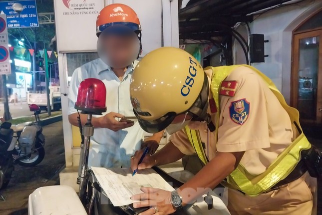 Uống 2 lon bia ở tiệc tất niên, thanh niên bị phạt kịch khung-3