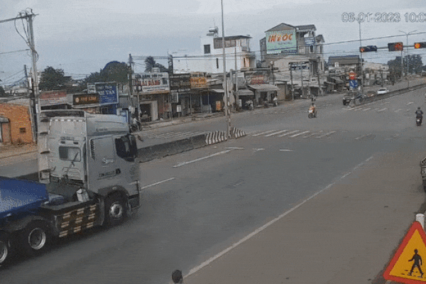 Tai nạn gây ám ảnh người đi đường khi cuộn thép đè bẹp cabin xe container, lăn xuống đường vì không chằng buộc kỹ