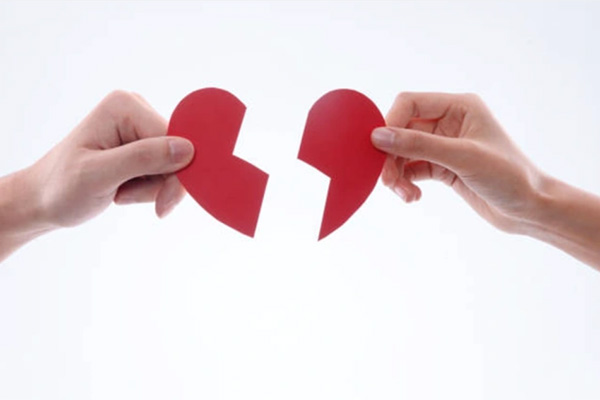 Tới nhà vợ cũ thăm con gái, tôi lặng người thấy một thứ trong phòng ngủ-1