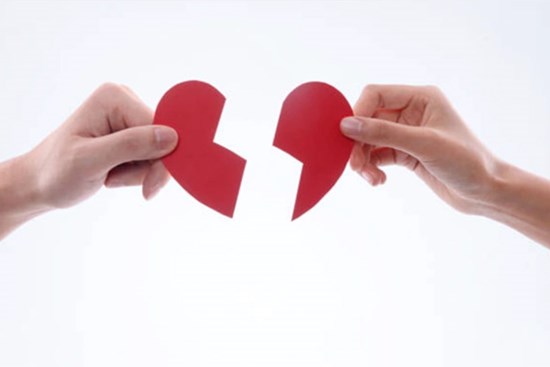 Tới nhà vợ cũ thăm con gái, tôi lặng người thấy một thứ trong phòng ngủ