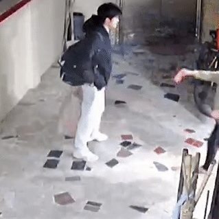 Tiễn cháu trai lên thành phố học, bà nhất quyết dúi vào tay cậu một thứ gây xúc động-1