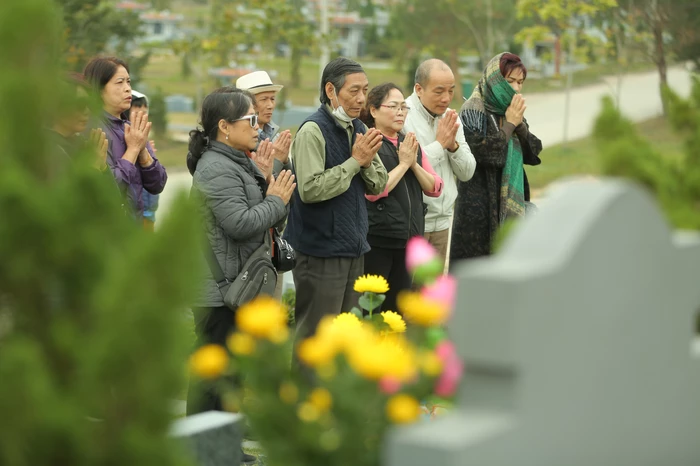 Đi tạ mộ cuối năm, người đàn ông thắp hương rồi ngồi đàn hát bên mộ người vợ quá cố gây xúc động-1