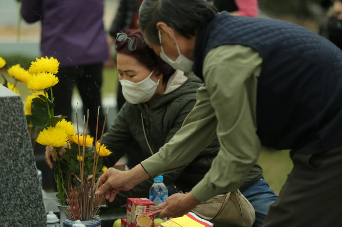 Đi tạ mộ cuối năm, người đàn ông thắp hương rồi ngồi đàn hát bên mộ người vợ quá cố gây xúc động-2