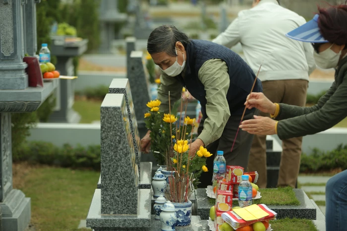 Đi tạ mộ cuối năm, người đàn ông thắp hương rồi ngồi đàn hát bên mộ người vợ quá cố gây xúc động-3