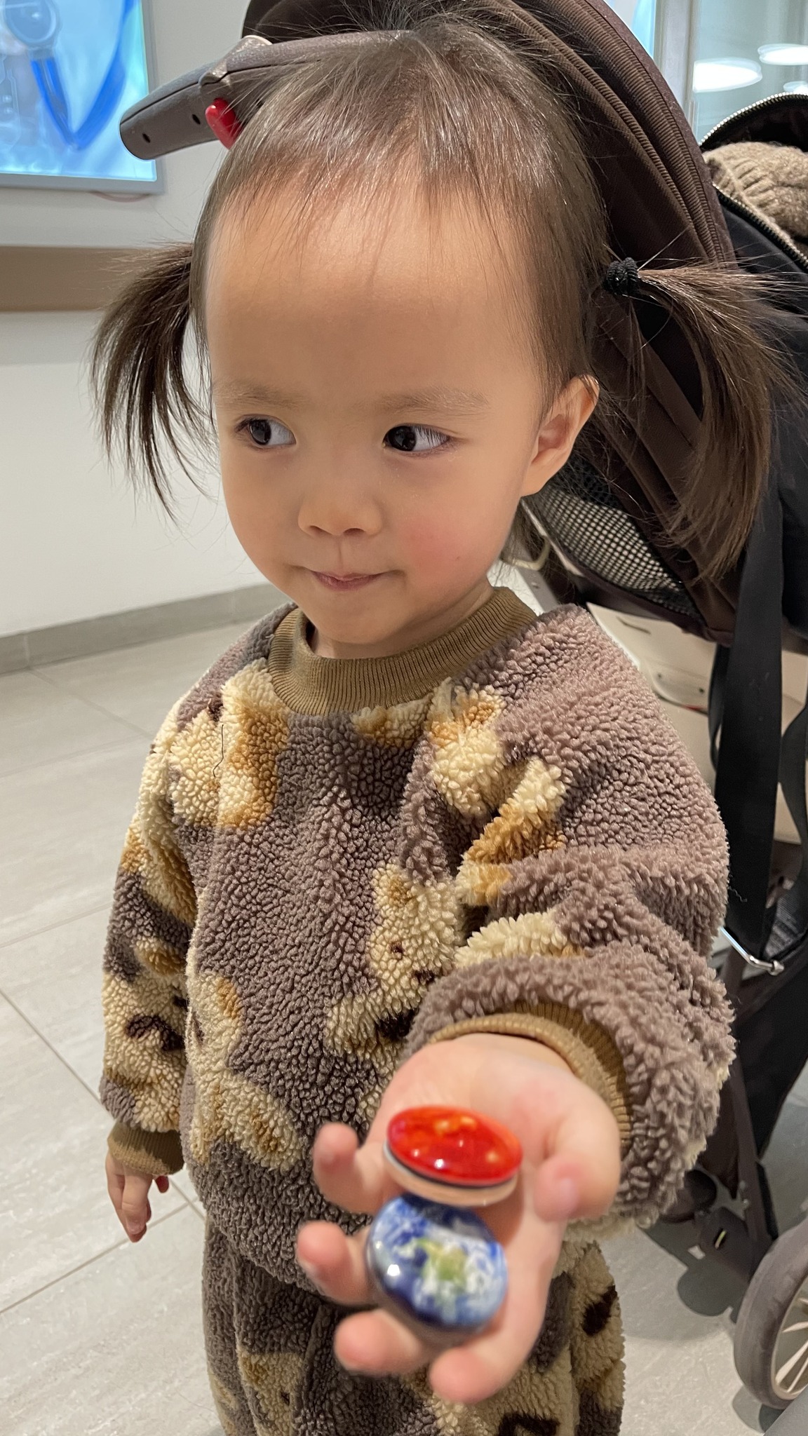 Em bé đến quán cafe, đi chơi hay du lịch đều ngoan ngoãn nhờ tuyệt chiêu đặc biệt của mẹ-6