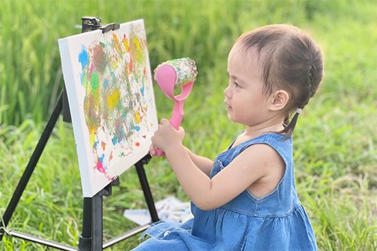 Em bé đến quán cafe, đi chơi hay du lịch đều ngoan ngoãn nhờ tuyệt chiêu đặc biệt của mẹ